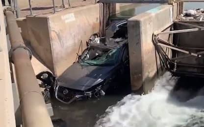 In Arizona un'auto resta incastrata in un canale dell'acqua. VIDEO