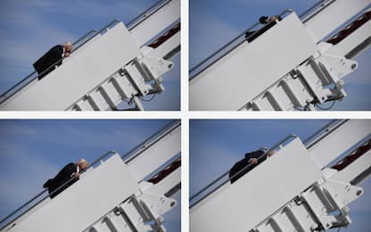 Biden inciampa e cade sulla scaletta dell'Air Force One. VIDEO
