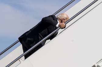 Joe Biden inciampa sulla scaletta dell'Air Force One
