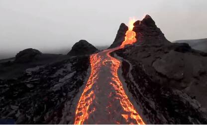 Islanda, le spettacolari immagini del vulcano in eruzione. VIDEO