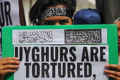 Cina, hackerati foto e documenti su uiguri detenuti nello Xinjiang