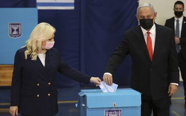 Israeli Prime Minister Benjamin Netanyahu and his wife Sara cast their ballots in Israel's general election, at a polling station in Jerusalem March 23, 2021. REUTERS/Ronen Zvulun/Pool//FPAPOOL_1.0253/2103231507/Credit:RONEN ZVULUN-POOL/SIPA/2103231510