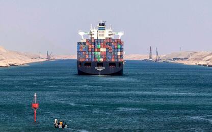 Egitto, cargo arenato blocca traffico marittimo nel canale di Suez