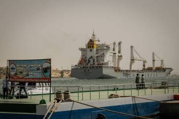Il Canale di Suez è ancora bloccato da un'enorme nave portacontainer