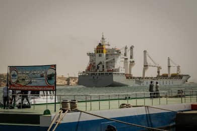 Il Canale di Suez è ancora bloccato da un'enorme nave portacontainer