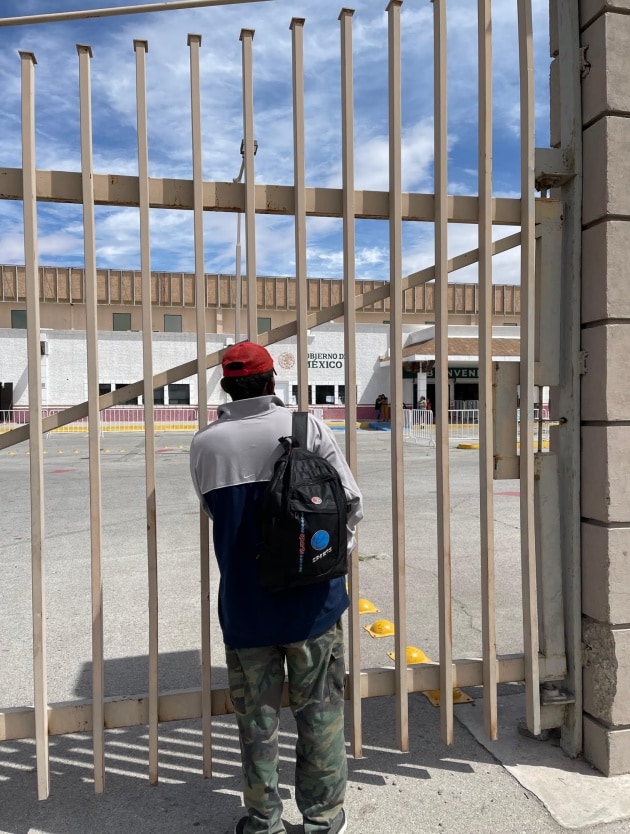 Herardo, 38 anni, viene dall’Honduras. Ha provato a scavalcare il muro già due volte, ma è sempre stato rimandato indietro migranti confine messico