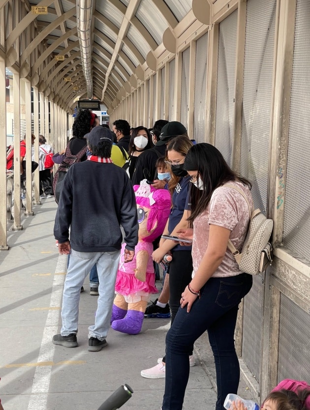 Migranti in fila per entrare negli Stati Uniti da Ciudad Juarez, Messico migranti confine messico