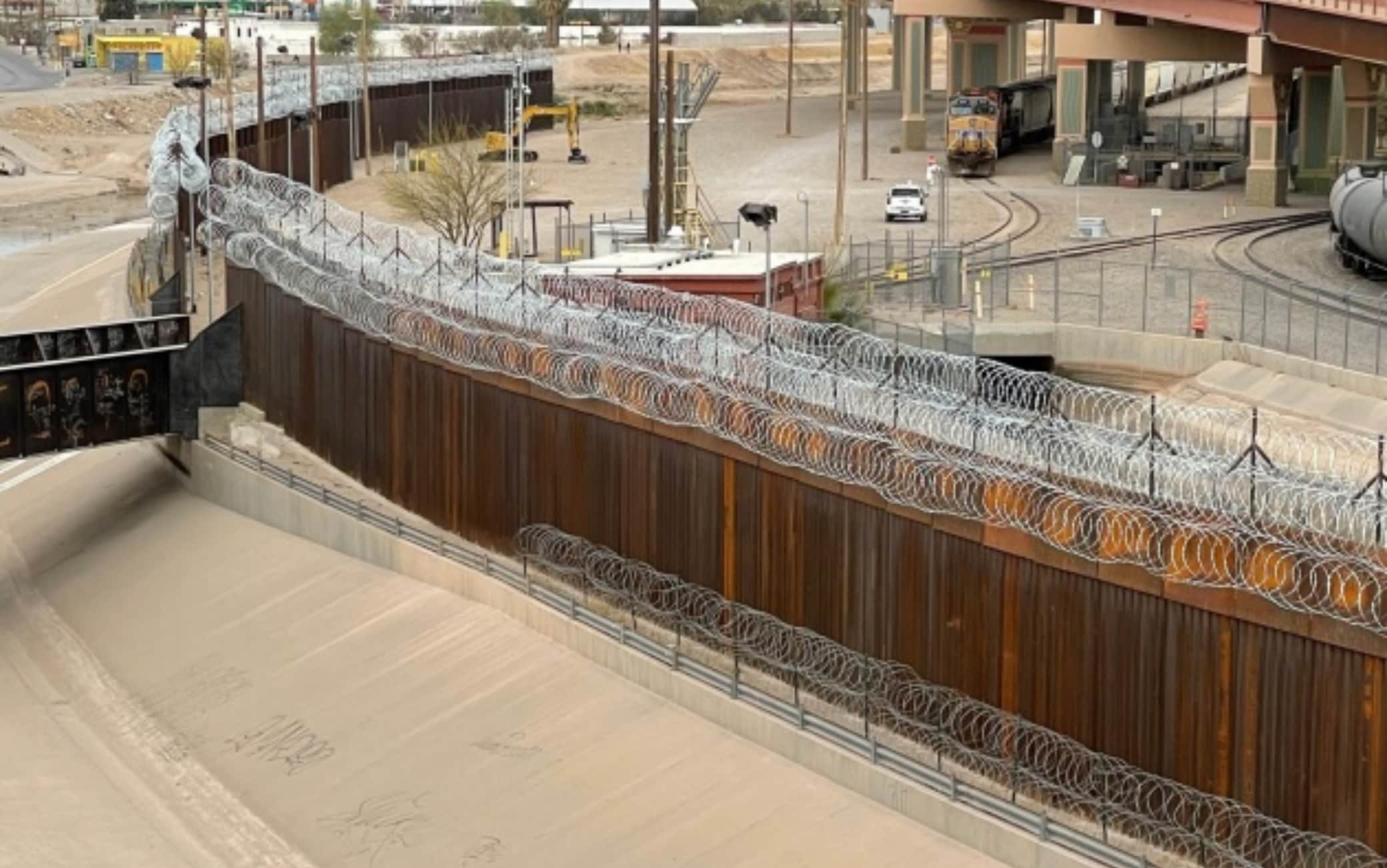 Il muro anti-migranti sotto al Ponte del Paso del Norte di El Paso, Texas migranti confine messico