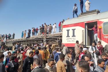 26 March 2021, Egypt, Tahta: People gather to inspect damaged train cars after two passenger trains collided near Tahta in Sohag Governorate. Egyptian media said the the collision caused some carriages to derail, killing at least 32 people and injuring dozens others. (best quality available) Photo: Mahmoud Maqboul/dpa (Photo by Mahmoud Maqboul/picture alliance via Getty Images)