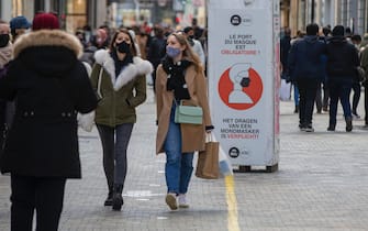 Persone con la mascherina passeggiano in Belgio