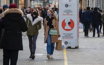 Persone camminano in Belgio