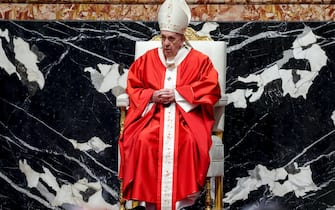 epa09102684 Pope Francis celebrates Palm Sunday Mass in Saint Peter's Basilica at the Vatican City, 28 March 2021.  EPA/GIUSEPPE LAMI / POOL