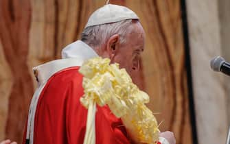 epa09102692 Pope Francis celebrates Palm Sunday Mass in Saint Peter's Basilica at the Vatican City, 28 March 2021.  EPA/GIUSEPPE LAMI / POOL