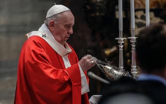 epa09102688 Pope Francis celebrates Palm Sunday Mass in Saint Peter's Basilica at the Vatican City, 28 March 2021.  EPA/GIUSEPPE LAMI / POOL