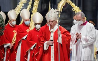 epa09102691 Pope Francis (C) celebrates Palm Sunday Mass in Saint Peter's Basilica at the Vatican City, 28 March 2021.  EPA/GIUSEPPE LAMI / POOL