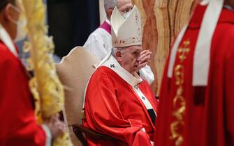 epa09102677 Pope Francis (C) celebrates Palm Sunday Mass in Saint Peter's Basilica at the Vatican City, 28 March 2021.  EPA/GIUSEPPE LAMI / POOL