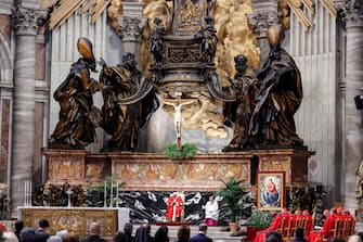 epa09102737 Pope Francis (C) celebrates Palm Sunday Mass in Saint Peter's Basilica at the Vatican City, 28 March 2021.  EPA/GIUSEPPE LAMI / POOL