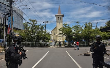 Indonesian police stand guard outside a church after an explosion in Makassar on March 28, 2021. (Photo by INDRA ABRIYANTO / AFP) (Photo by INDRA ABRIYANTO/AFP via Getty Images)