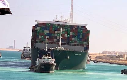 Canale di Suez, nave Ever Given disincagliata: riprende la navigazione