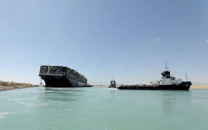 Canale Suez, liberata la nave portacontainer: riprende il traffico