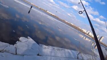 Kiev, pescatore salva ragazzo su un blocco di ghiaccio. VIDEO