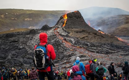 Eruzione vulcano in Islanda, fotografo indietreggia dalla lava. VIDEO