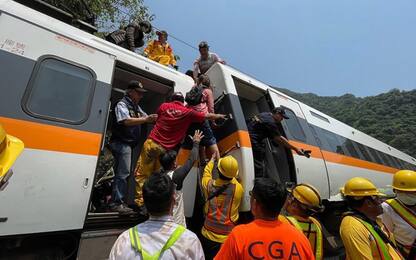 Taiwan, almeno 51 morti nel deragliamento di un treno