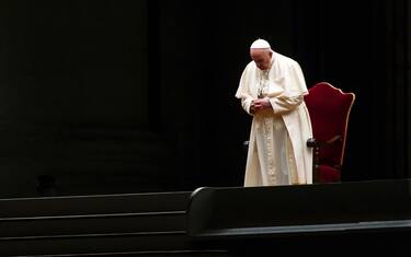 In Piazza San Pietro la Via Crucis con Papa Francesco. LE FOTO