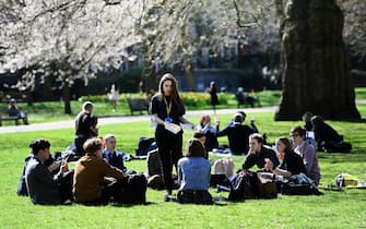 epa09104779 People enjoy the spring weather at St.James's Park in London, Britain, 29 March 2021. The UK government is easing lockdown measures due to the coronavirus pandemic. Outdoor sport facilities including swimming pools, tennis courts and golf courses are reopening and organized outdoor sports can resume. Two households or groups of up to six people are now able to meet outside in England as the stay-at-home Covid restrictions order ends.  EPA/ANDY RAIN