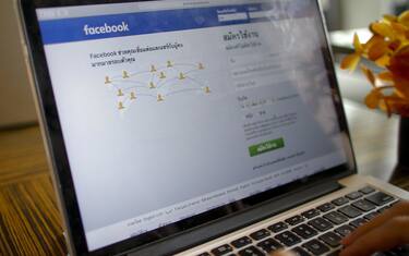 Covid, Facebook: rimossi account coinvolti in campagne no-vax