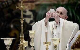 Pope Francis celebrates the Eucharist during Easter Mass on April 04, 2021 at St. Peter's Basilica in The Vatican during the Covid-19 coronavirus pandemic. (Photo by Filippo MONTEFORTE / POOL / AFP) (Photo by FILIPPO MONTEFORTE/POOL/AFP via Getty Images)