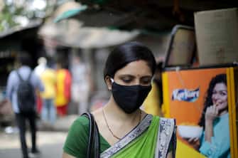 epa09116492 Indian commuters use face masks in a street in Kolkata, India, 05 April 2021. India recorded over 100,000 new coronavirus infections in the last 24 hours, the highest daily spike since September 2020 bringing the total infections to over 11 million people making the county the third highest in the world following the US and Brazil.  EPA/PIYAL ADHIKARY