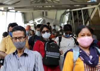 epa09116495 Indian commuters wearing a face mask in a street in Kolkata, India, 05 April 2021. India recorded over 100,000 new coronavirus infections in the last 24 hours, the highest daily spike since September 2020 bringing the total infections to over 11 million people making the county the third highest in the world following the US and Brazil.  EPA/PIYAL ADHIKARY