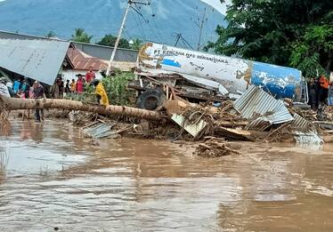 Indonesia, oltre 100 morti nelle inondazioni. LE FOTO