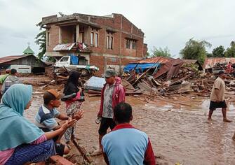 epa09116322 A handout photo made available by East Adonara Police station shows people gathering after a flash flood hit their village in Adonara, East Flores, Indonesia, 04 April 2021 (issued 05 April 2021). According to the Indonesian National Board for Disaster Management (BNPB), more than 50 people were killed and some others missing after flash floods in several areas in East Nusa Tenggara province.  EPA/EAST ADONARA POLICE STATION / HA  HANDOUT EDITORIAL USE ONLY/NO SALES