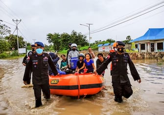 epa09116388 A handout photo made available by the Indonesian National Search and Rescue Agency (BASARNAS) shows rescuers evacuating people on a rubber boat during a flood in Waingapu, East Nusa Tenggara, Indonesia, 05 April 2021. Scores were killed and dozens went missing as floods and landslides caused by torrential rains hit the eastern part of Indonesia and East Timor over the weekend.  EPA/BASARNAS HANDOUT HANDOUT  HANDOUT EDITORIAL USE ONLY/NO SALES