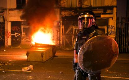 Molotov contro la polizia: l’ira degli unionisti in Irlanda del Nord