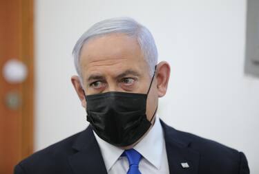 epa09116406 Israeli Prime Minister Benjamin Netanyahu (L) attends the evidentiary stage of his trial over alleged corruption crimes, at the Jerusalem district court, in Salah El-Din, East Jerusalem, 05 April 2021. Netanyahu is facing trial on charges of bribery, fraud and breach of trust in three separate cases, just weeks after the national elections. EPA/ABIR SULTAN /POOL