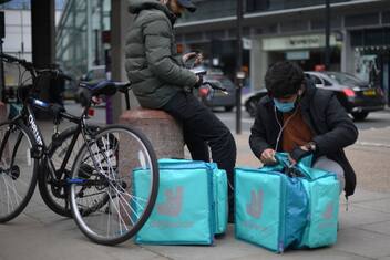 Uk, Dopo Uber i rider di Deliveroo sul piede di guerra