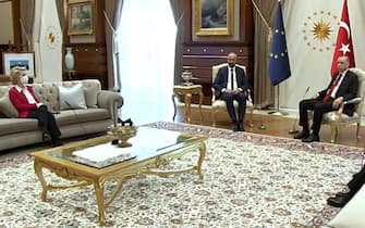 L'incontro fra i leader Ue Ursula von der Leyen, Charles Michel e il presidente turco Erdogan