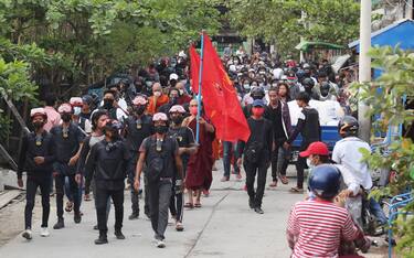 epa09123480 Demonstrators march during an anti-military coup protest in Mandalay, Myanmar, 09 April 2021. According to the Assistance Association for Political Prisoners (AAPP), at least 570 people have been killed by Myanmar armed forces since the military seized power on 01 February 2021 while protests continue despite the intensifying crackdown on demonstrators.  EPA/STRINGER