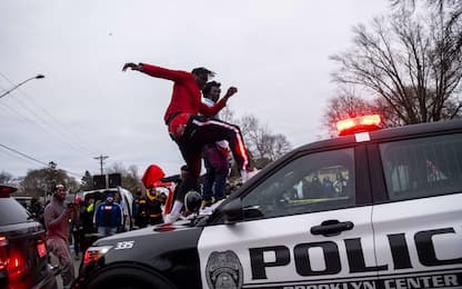 Minneapolis, agente uccide afroamericano: scontri, ordinato coprifuoco