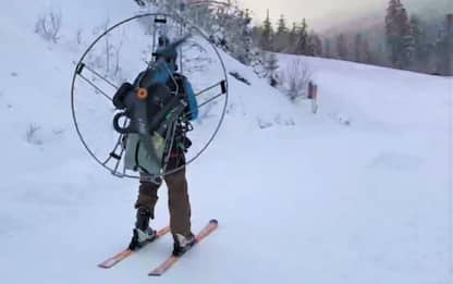 Francia, sciatore usa ventilatore sulla schiena come ski lift. VIDEO