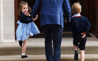 epa06687409 Britain's Prince William, Duke of Cambridge (C) and his children Prince George (R) and Princess Charlotte (L) arrive to visit his wife, Catherine, Duchess of Cambridge who gave birth to their newborn boy, at the Lindo Wing at St. Mary's Hospital in Paddington, London, Britain, 23 April 2018. The baby boy is the royal couple's third child and fifth in line to the British throne.  EPA/ANDY RAIN