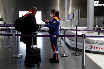 FRANCE TRANSPORT PANDEMIC CORONAVIRUS COVID19 epa08989687 A traveller talks to a member of Civil Protection as he arrives for a COVID-19 test at Paris Charles de Gaulle airport in Roissy near Paris, France, 05 February 2021, as France closed borders to travelers outside European Union due to restrictions against the spread of the coronavirus disease (COVID-19). EPA/GONZALO FUENTES / POOL MAXPPP OUT