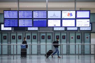 epa08964229 Passengers arrive at Charles de Gaulle Airport, in Roissy, outside Paris, France, 25 January 2021. France is now imposing a negative Covid-19 test for European commuters to curb the spread of the coronavirus pandemic.  EPA/YOAN VALAT