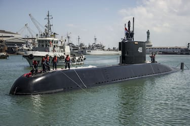 Indonesia's latest submarine KRI Nagapasa 403 arrives at the naval port in Surabaya on August 28, 2017.
Nagapasa 403 is the third submarine in the Indonesian Navy and was built by Daewoo Shipbuilding and Marine Engineering in South Korea. / AFP PHOTO / JUNI KRISWANTO        (Photo credit should read JUNI KRISWANTO/AFP via Getty Images)