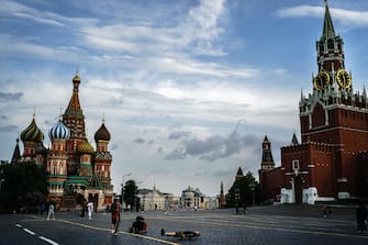 (FILES) In this file photo taken on May 30, 2020 people walk on Red Square in downtown Moscow. - Moscow Mayor Sergei Sobyanin announced on June 8 the end of a strict anti-coronavirus lockdown in place for weeks in the Russian capital. (Photo by Dimitar DILKOFF / AFP)