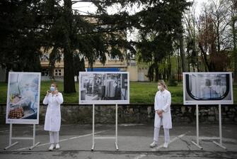 epa09136695 Members of the staff at the Institute of Virology, Vaccines and Sera "Torlak" pose before an inspection of the Institute in Belgrade, Serbia, 15 April 2021. Serbia has become the first country in Southern Europe to produce the Sputnik V at the "Torlak" Institute, a vaccine registered in 60 countries for use against Covid-19.  EPA/ANDREJ CUKIC