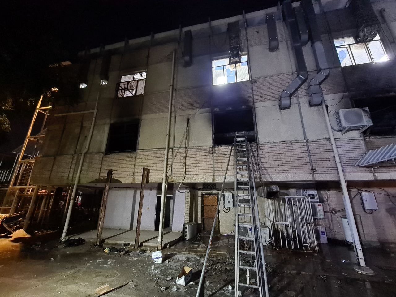L'ospedale Ibn al-Khatib dopo l'incendio che ha causato oltre 23 morti Baghdad